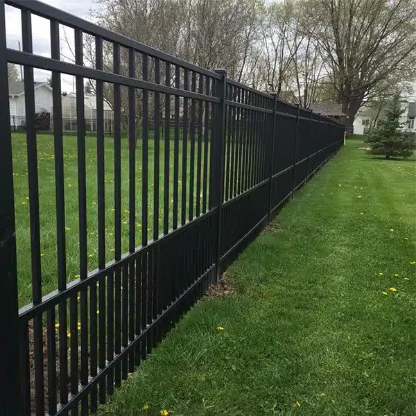 black-courtyard-aluminum-fencing closeup of black flat top aluminum railing from digger specialties and courtyard